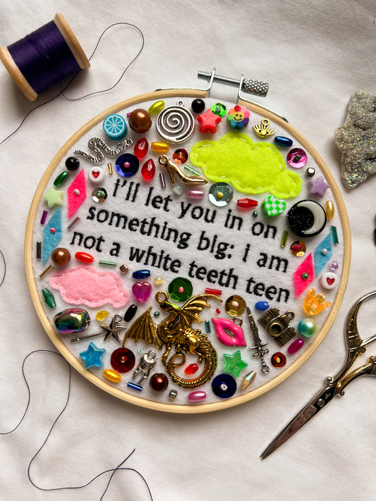 WHITE TEETH TEENS lorde charm embroidery